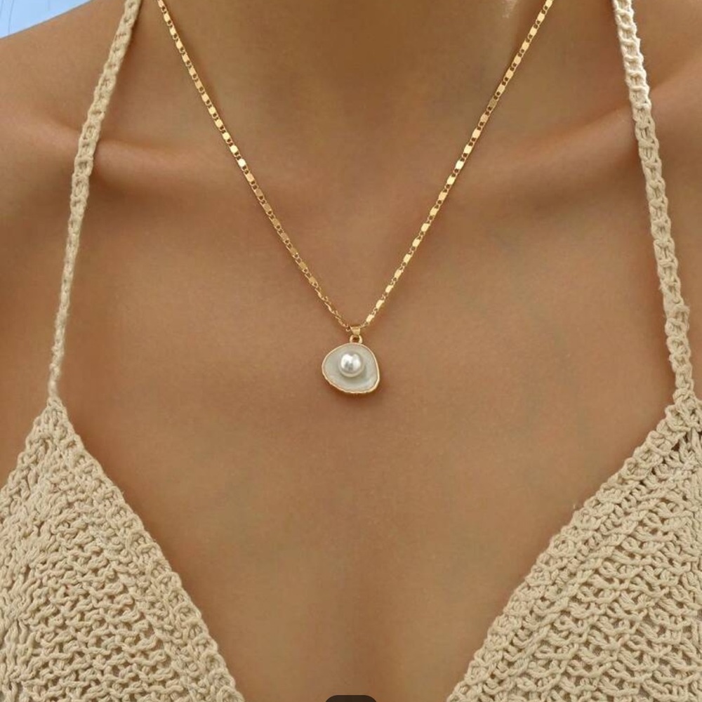 NWOT * Faux Pearl & Gold Necklace